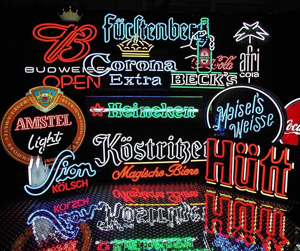 Verschiedene Beleuchtete NEON Leuchtbuchstaben und Logos